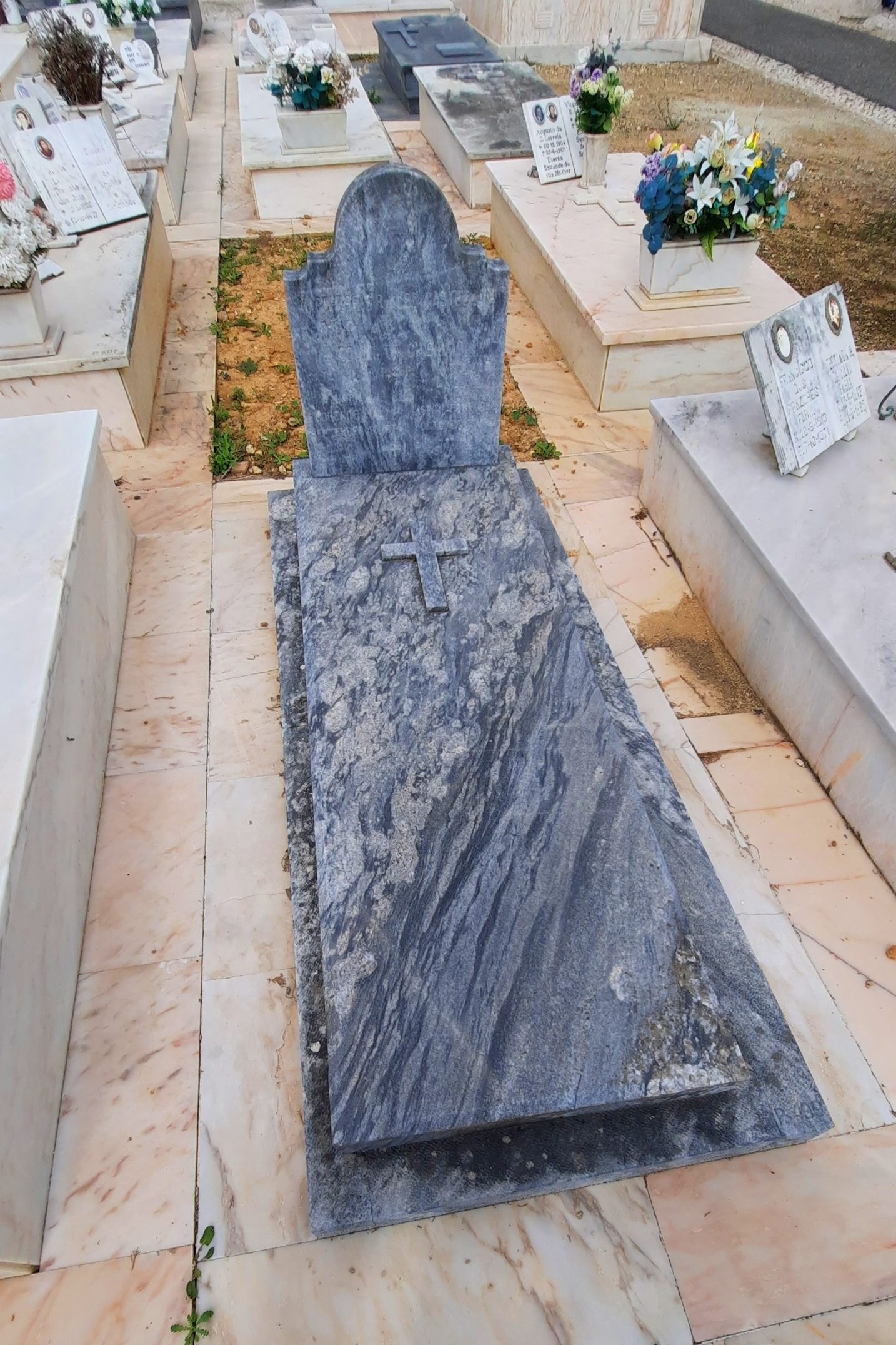 Aldo%20Castellani%27s%20tomb%2C%20Cemiterio%20da%20Guia%2C%20Cascais%20-%2003.jpg